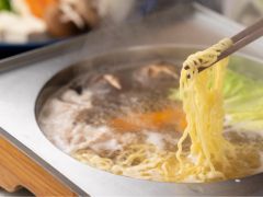 〆に熟成ラーメンをどうぞ。黒豚の旨味が染み込んだ、コクがありながらもさっぱりとしたお出汁でお作りします。お腹がいっぱいでもついつい手を伸ば伸ばしてしま逸品です。