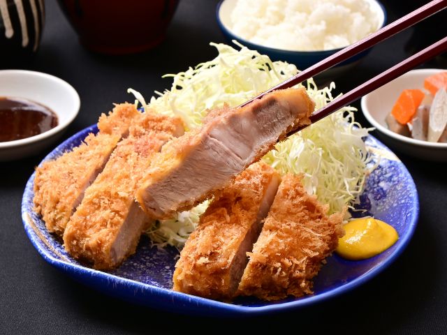 黒豚ロースかつ定食 六白黒豚を使用し、柔らかく甘みのある肉質が特徴。さらに、パン粉・揚げ油・温度にもこだわり、旨みを閉じ込めた特製とんかつです。
