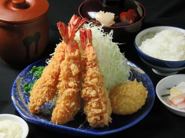 極太海老フライのプリッとした弾力とザクザク食感が魅力。食べ応え抜群で、一口ごとに満足感たっぷり。六白亭名物の半熟玉子かつ付きで贅沢な一品です。
