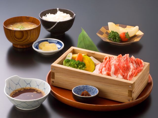 六白黒豚をせいろでじっくり蒸し、旨味と甘みを最大限に引き出した一品。ふっくら柔らかく、素材本来の美味しさを堪能できる定食です。