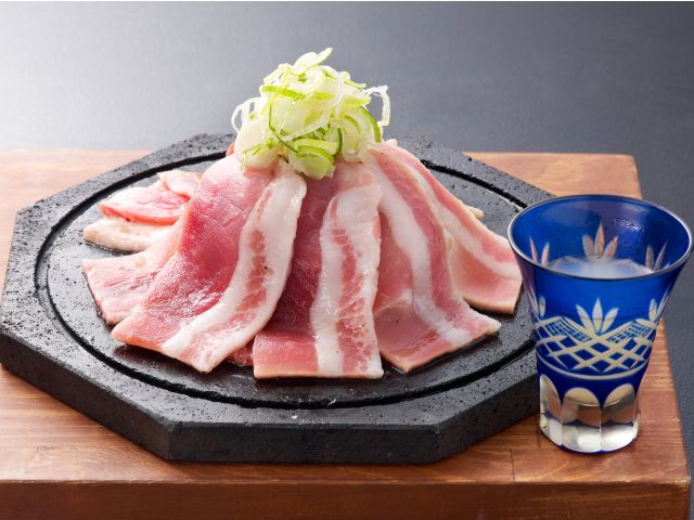 桜島の天然溶岩で焼き上げた鹿児島県産黒豚。遠赤外線効果でふっくら柔らかく仕上げた、当店イチオシの黒豚カルビです!