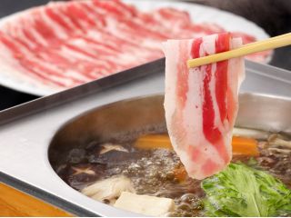 【黒豚しゃぶしゃぶ】かごしま黒豚六白亭の1番人気!六白黒豚の旨みを存分に味わう逸品。野菜盛りと〆の熟成生ラーメン付き。職人が丁寧に仕立てた特製黄金だしでどうぞ。