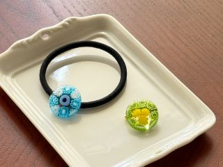 ミルフィオリのヘアゴムとブローチ
