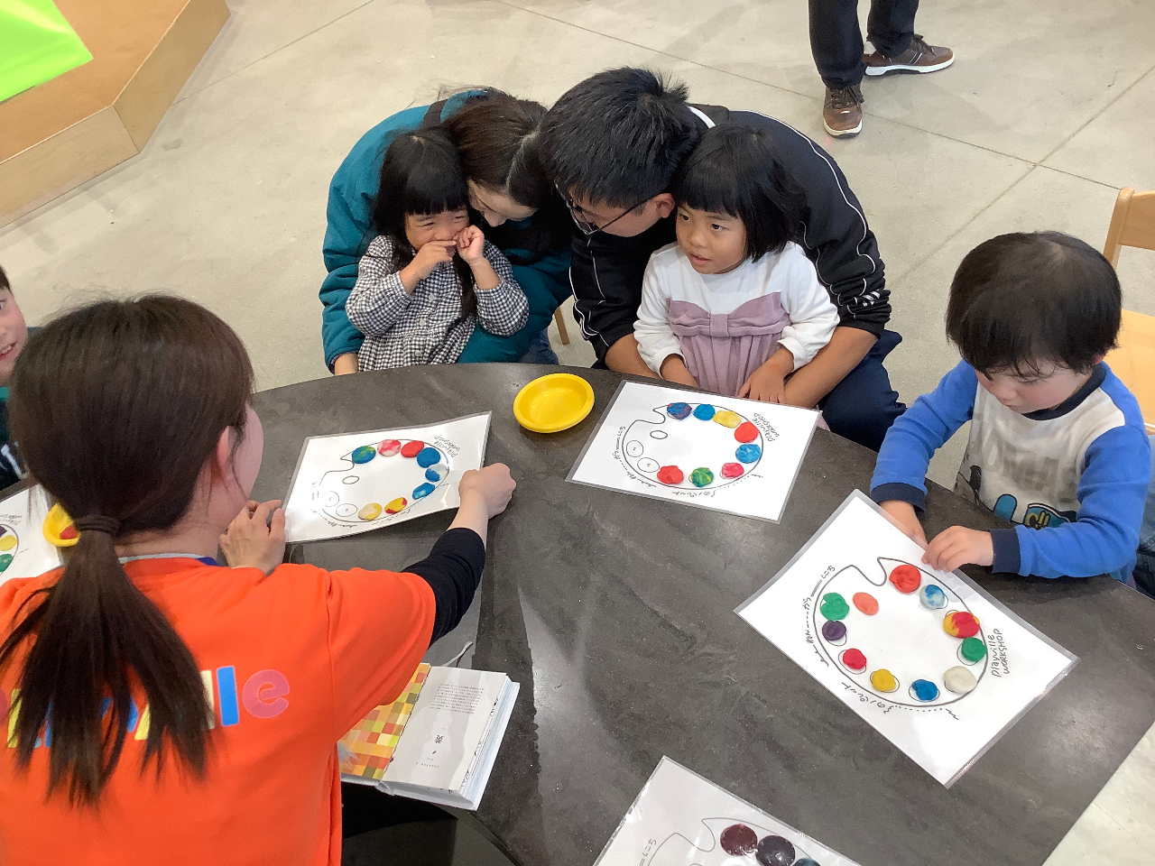 ���[�N�V���b�v�̗l�q�u����Ă�l���h�ō��F�����сv