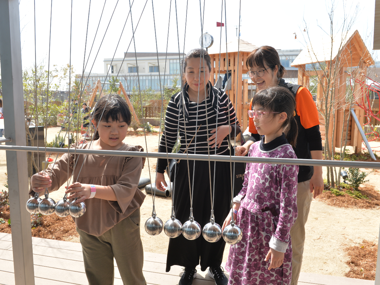 �����q�^�[�ЁE���R�Ȋw���w�ׂ�V�� �f�b�L�ɂ́A���̂Ȃ�΂�U��q�A���o�E�����g���������тȂǁA���̂̎d�g�݂�ӂ�����̌��ł��邵�����������ς��B