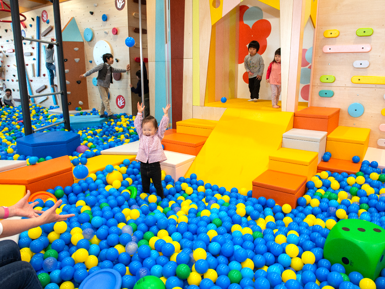 炾Vу][ L{[v[ɂ́ANC~OEH[苴AĂ̗VBoXor͂gāAOɐi݂ȂVׂ܂B