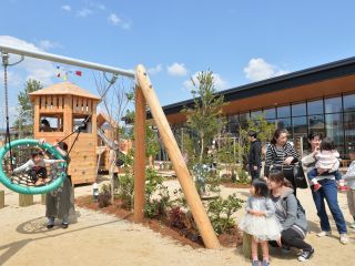 風や木の触感を全身で感じたり。 屋外で存分に遊びながら、多様な動きや発見のきっかけを引き出します。