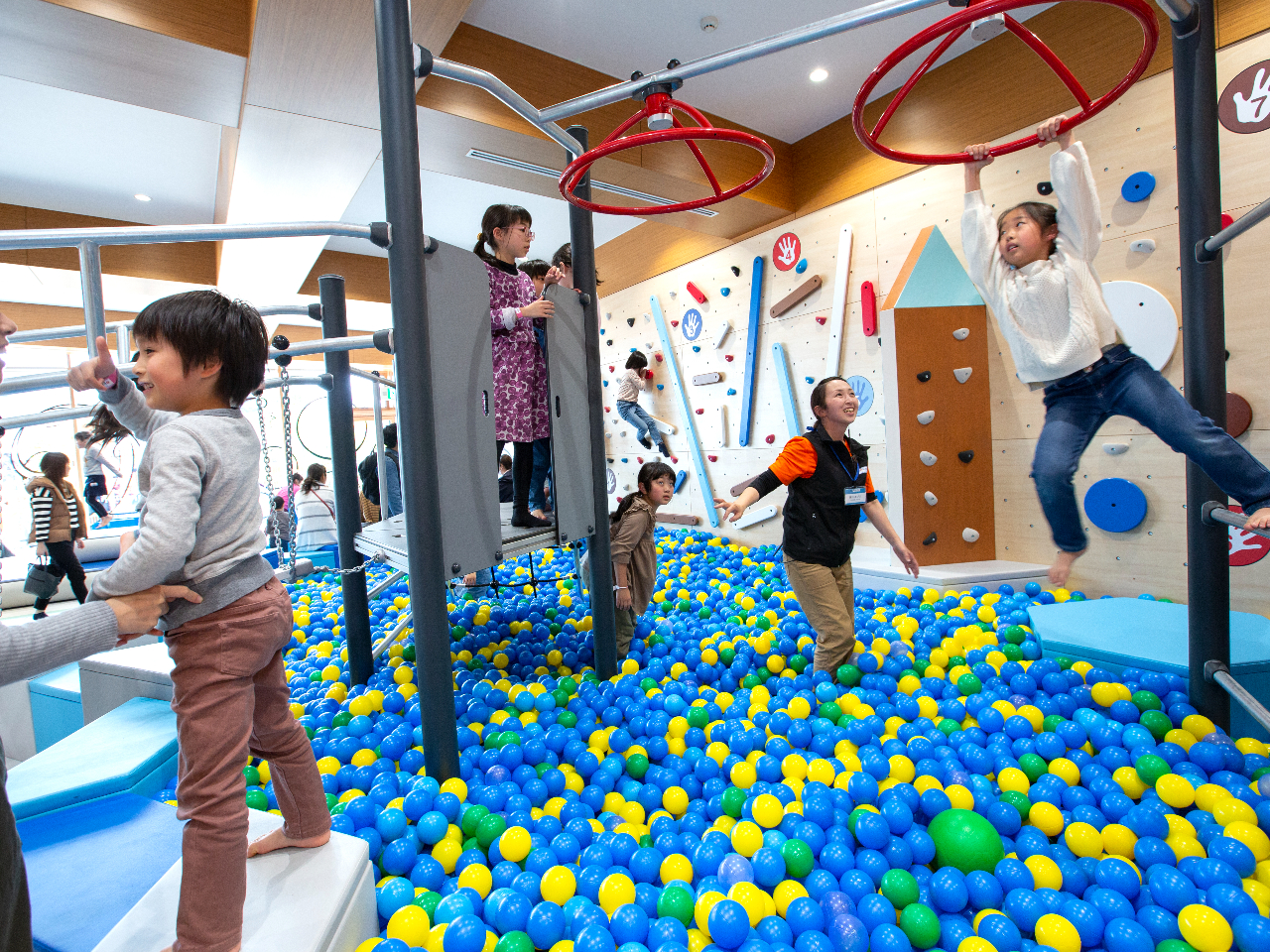 L{[v[ɂ́ANC~OEH[苴AĂ̗VBoXor͂gāAOɐi݂ȂVׂ܂B