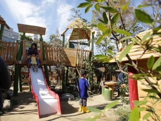 屋外エリアの大型遊具すべり台