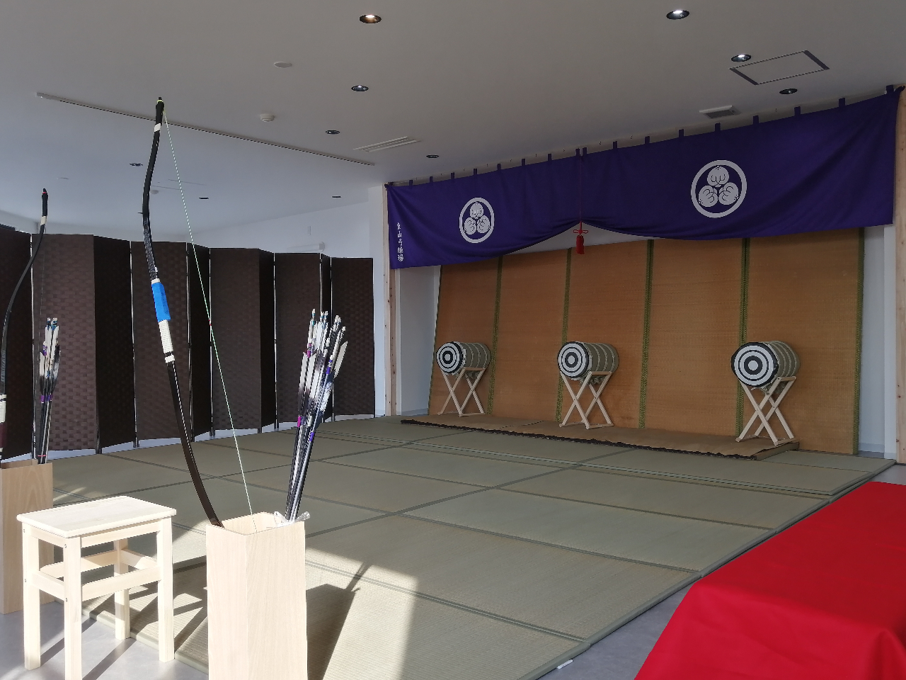 東山弓練場は室内弓術練習体験施設 半弓道場です。 弓道で用いる大弓の三分の二程の大きさである四半弓を用い『的は敵なり』を基本理念とし専ら的中精度を求める弓術です