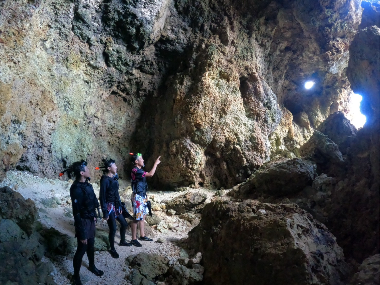 鍾乳洞の奥まで行きます