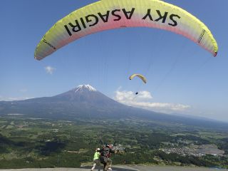 富士山に向かってテイクオフ! インストラクターとの飛行なので安心して大空を楽しむことができます。