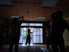 自力整体教室の様子。 自然光の中で目を休め、体をほぐしていきます♪