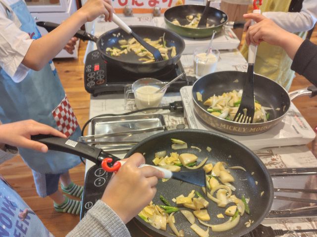 「山で筍を掘ってきたので...」と連絡を頂き、早速みんなで「筍」を使ったお料理にChallenge!