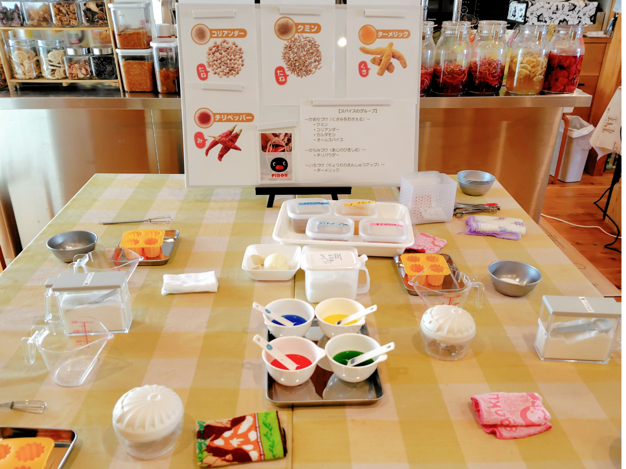 「スパイスカレー」を作るには、どんなスパイスを使うのか、どんな役割があるのかを学びましたよ。そして、自分好みのカレーに仕上がるように、スパイスを調節作りました。