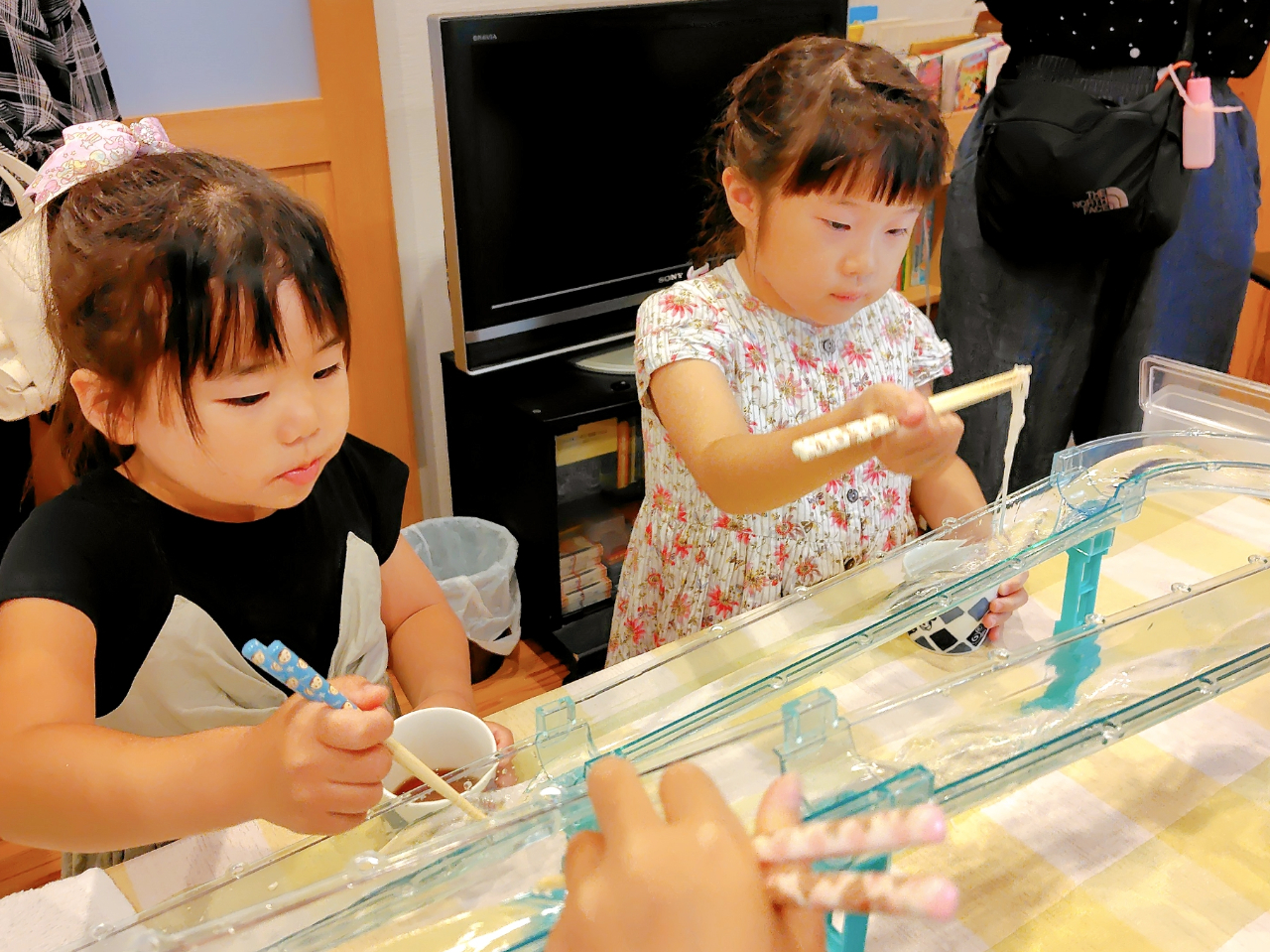 毎年恒例の揖保乃糸さんの協賛イベント。そうめん料理をして、みんなで「流しそうめん」を楽しみます!上手にお箸を使ってつかんで食べれるかな??