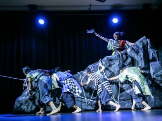 新たな時代のために港を造る、若者たちの熱い物語