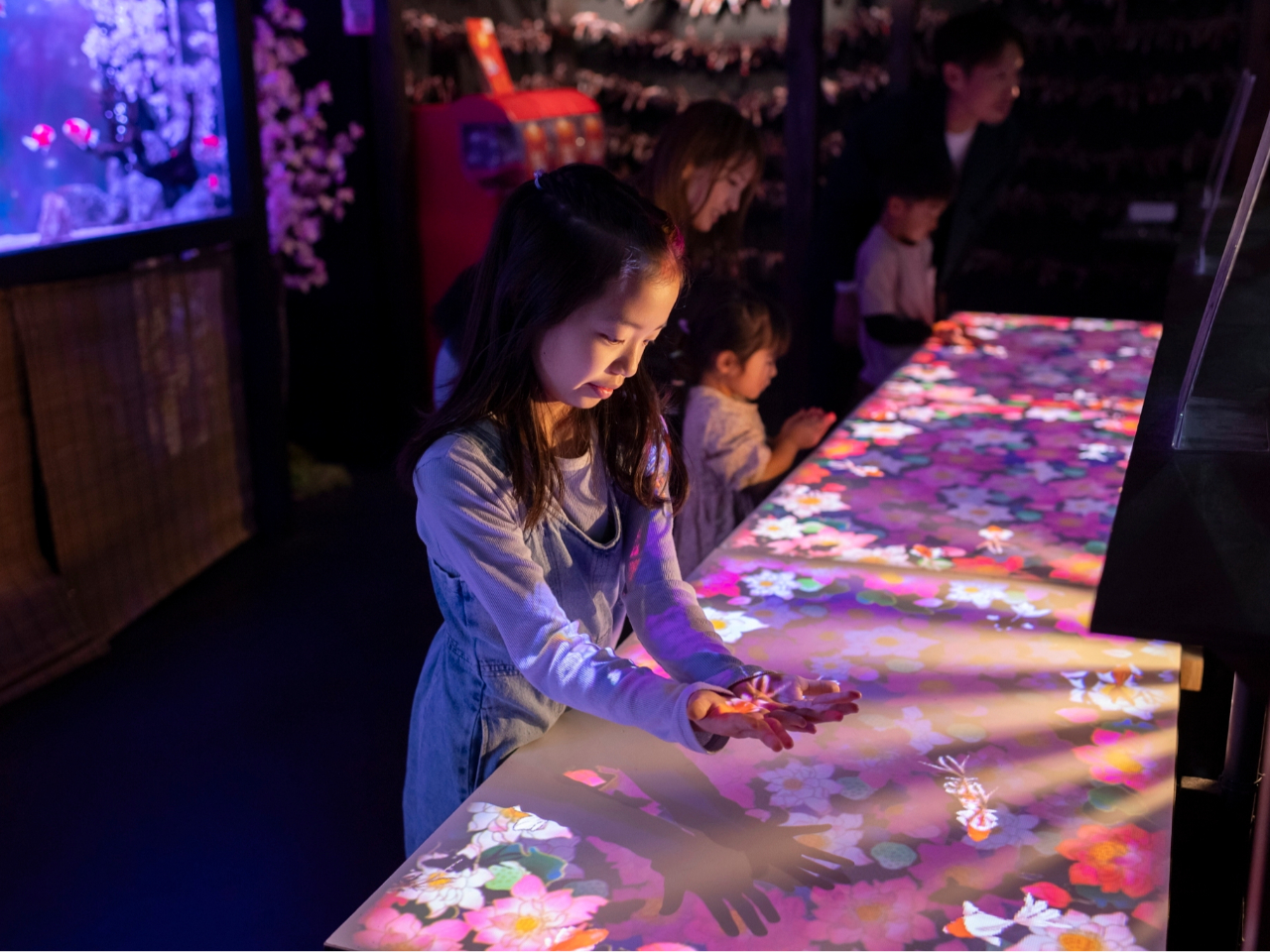 yZONE3.d-DEJIKIN-zfW^y߂R[i[ÎЂŏɋƁA݂ɕϐg