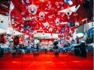 <宇宙と和式美>をテーマに創り出された、光と反射の空間は唯一無二の映えスポット!