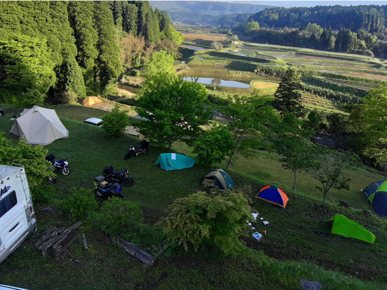 š痣ARɈ͂܂ꂽÂȏꏊɈʒuĂ܂B ł́AlG܁X̔iƐSn悢R̉AKlXĂ܂B