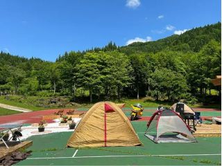 バイクでお越しの方はテントの脇にバイクで入れます。自分の愛車を愛でるキャンプ。最高です。