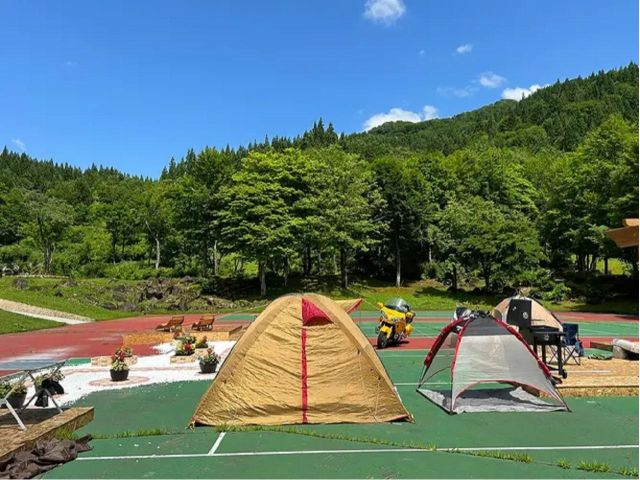 バイクでお越しの方はテントの脇にバイクで入れます。自分の愛車を愛でるキャンプ。最高です。