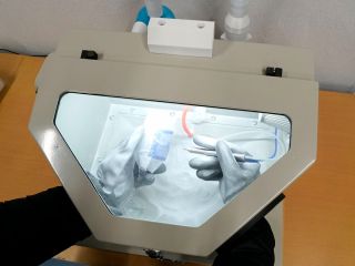 「お部屋でサンドブラストアート」ができる、静音、低塵仕様のサンドブラスト機です