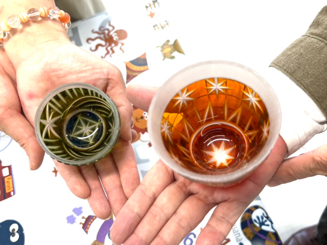 鹿児島の伝統工芸【薩摩切子】のカット体験を味わえる♪
薩摩切子のアクセサリー「ecoKIRI」も大人気♪
大切な人への贈り物にも最適♪
グラスカットだけでなく風鈴・アクセサリー・キャンドル等も作成可♪