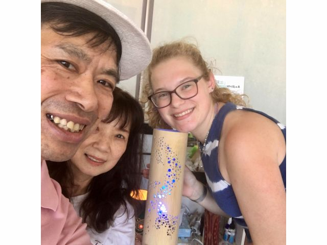 �p�ꂪ�b����X�^�b�t�����܂��̂ŁA���{�ꂪ�b���Ȃ��Ă��y�����̌����Ă��������܂��B