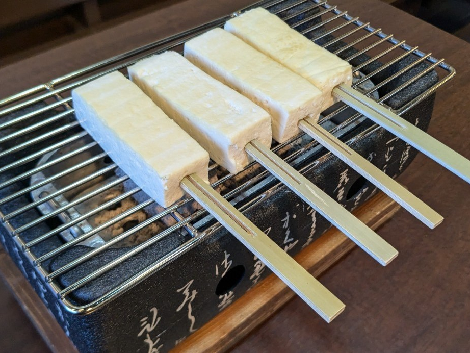 滋賀県産100%の大豆を使った木綿豆腐をじっくり炭火で焼きます