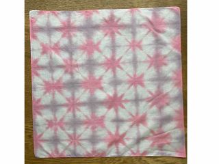 ハンカチを使って折染めをします!美しい配色に感動♪