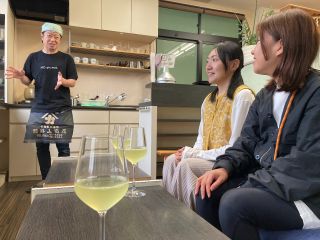 10種以上の飲み比べは、まさに「お茶のフルコース」。職人の手仕事が生み出す、その日、その瞬間にしか出会えない味。静岡に住むなら一度は見ておきたい宝物です。