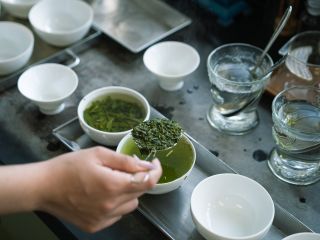 真っ白な拝見茶碗に熱湯を注ぎ、あみさじでさっと茶葉を掬う。香りと水色をチェックする拝見のルーティーン。プロの仕事、もちろん体験できます!