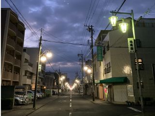 新茶シーズンの町は夜明け前から動き出します。茶町の仕事人たちは新茶時期の1ヶ月、最高の集中力で最上のお茶を仕上げます。