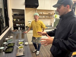 バックパック一つで飛び込める身近な異世界へ。工場から漂う香りと、職人の研ぎ澄まされた手つき。今日、ここでしか出会えない景色が茶町にはあります。