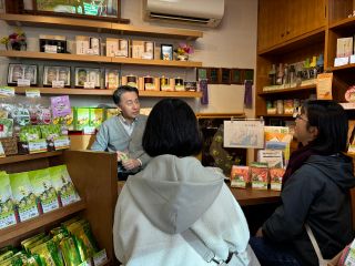 お茶の知識ゼロでOK!むしろ真っさらな状態が一番楽しめます。プロの解説を聞きながらお気に入りを見つける、五感で楽しむお茶のフルコースへようこそ!