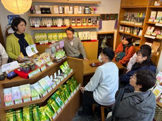 4月末から5月にかけては、各店自慢の新茶が並び、選ぶのに迷ってしまうほど。自宅用や贈答用など、旬の味をぜひお土産に!!