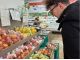 地元の人たちが開店待ちに行列するファーマーズマーケット。みずみずしい旬の野菜や果物がところ狭しと並びます。人気商品は売り切れ御免!