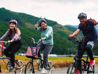 英国製の高級折り畳み自転車「ブロンプトン」を利用したガイド付スローサイクリングツアーです。田んぼや山、川の景色を眺めながらのんびり散歩するように進みます!