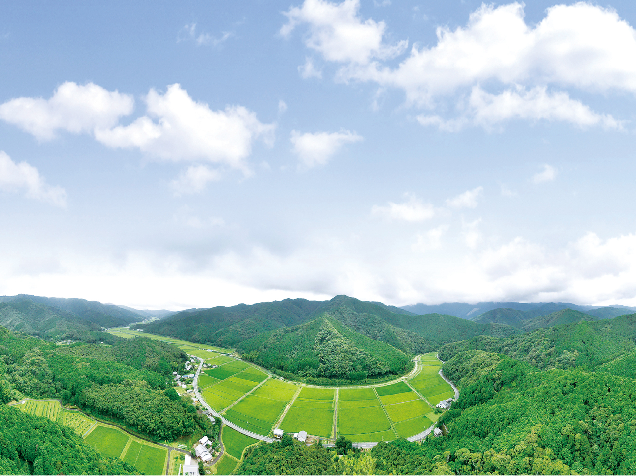 O͎l\쌹̎RԂɈʒuALȐXтƐɈ͂܂ꂽR̕ɁBÂ_R̕炵󂯌pĂ܂B