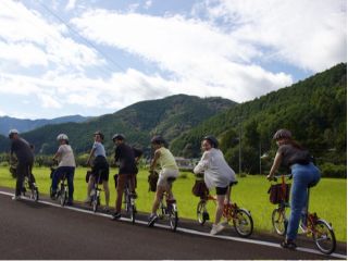 地元の人が教えてくれた小道を、ブロンプトンでのんびり。 観光じゃない“暮らし”を感じる旅へ