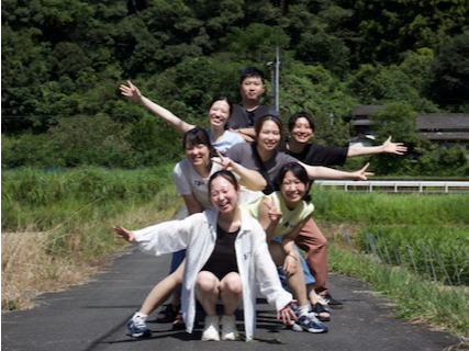 RɈ͂܂ꂽ{B āASRɂȂ