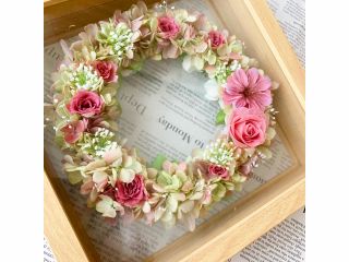 裏表両面にリースを描くリバーシブルのフレームリースアレンジ。お好きな色目でデザインできます