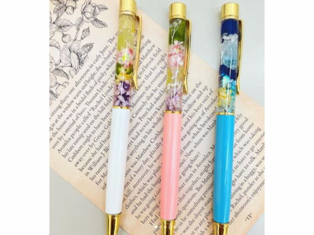 お好みのペンにお好みの花を入れてオンリーワンの作品を作りましょう