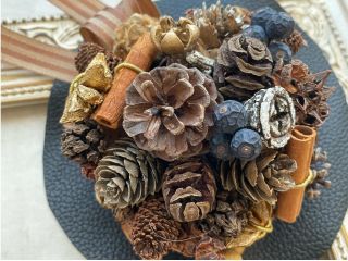 温かみのある木の実のブーケ