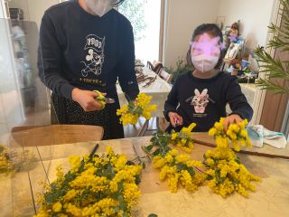 親子で季節のアレンジメントを協力して制作しましょう。2月お雛様アレンジ、3月ミモザアレンジ、4月端午の節句、5月母の日アレンジなど