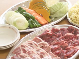 焼肉セット(秋田牛、八幡平ポーク、野菜、ハム、ソーセージ、ごはん、スープ)