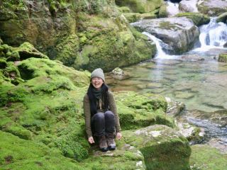 ヤクスギランド内を流れる清流のほとりで、癒しの時間を?