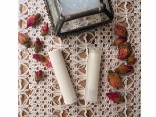 口に入るものだから手作りが安心。ティートゥリーとユーカリラディアータ精油をブレンドした風邪予防リップスティック。