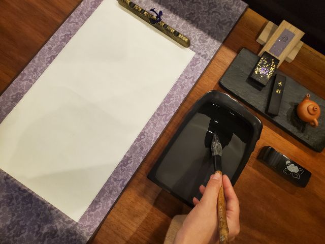 学生時代の書道の授業が筆を触った最後だったりしませんか?大人になった今なら、また違う角度で書道の愉しさに気付けるかも。